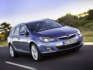 Обновленный автомобиль Opel Astra вышел на испытательный полигон