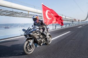 Турецкий мотогонщик установил рекорд скорости
