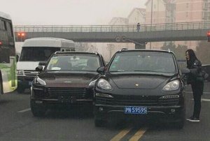 В Китае Porsche Cayenne столкнулся с клоном Porsche Macan