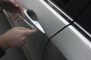 Как открыть автомобильную дверь без ключа